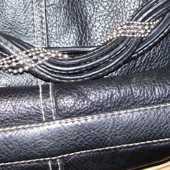 Fortuna Valentina Black Leather Shoulder Bag - Picture 9 of 15